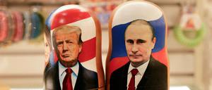 Zwei Matroschka-Puppen mit Donald Trumps und Wladimir Putins Konterfei