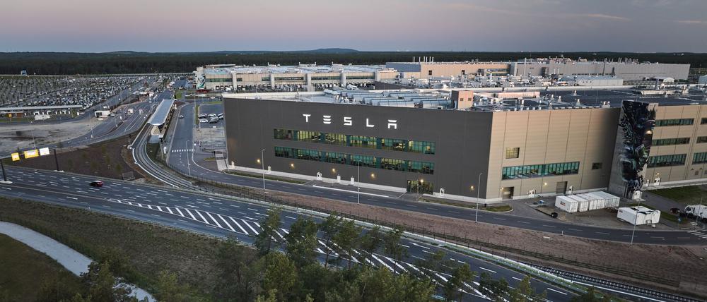 Die Polizei hält ein Bekennerschreiben für echt, laut dem Aktivisten auch das Tesla-Werk treffen wollten. (Archivbild)