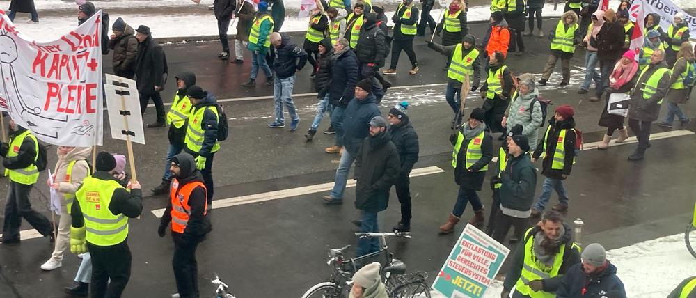 In leuchtenden Warnwesten waren viele Menschen im Warnstreik in der Berliner Innenstadt unterwegs.