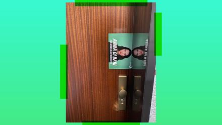 Ein Flyer von Anna di Bari steckt an einer Haustür in Herne.