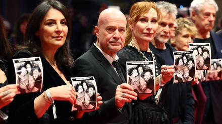 Menschenrechtsaktivistin Düzen Tekkal (l-r), Schauspieler Christian Berkel, Schauspielerin Andrea Sawatzki, Schauspieler Ulrich Matthes und Tricia Tuttle, Intendantin der Berlinale, stehen am Eröffnungsabend der Berlinale auf dem Roten Teppich und halten Fotos der israelischen Geisel David Cunio.