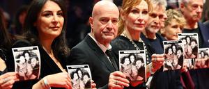 Menschenrechtsaktivistin Düzen Tekkal (l-r), Schauspieler Christian Berkel, Schauspielerin Andrea Sawatzki, Schauspieler Ulrich Matthes und Tricia Tuttle, Intendantin der Berlinale, stehen am Eröffnungsabend der Berlinale auf dem Roten Teppich und halten Fotos der israelischen Geisel David Cunio.