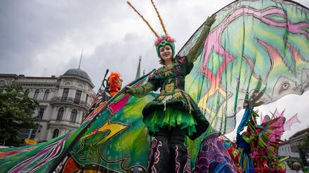 Das Straßenfest Karneval der Kulturen in Berlin verlegt seinen Umzug nach Friedrichshain (Archivbild).