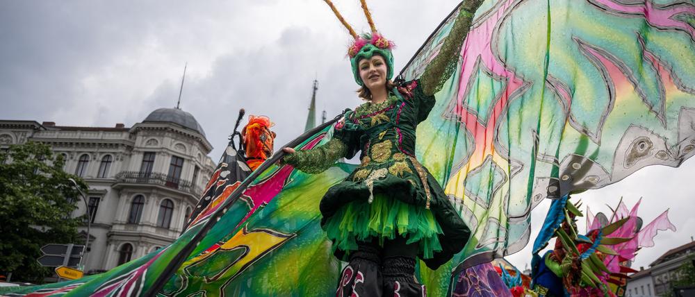 Das Straßenfest Karneval der Kulturen in Berlin verlegt seinen Umzug nach Friedrichshain (Archivbild).