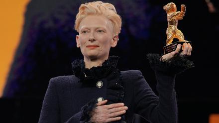 13.02.2025, Berlin: Tilda Swinton steht während der Eröffnung der Berlinale auf der Bühne und hält ihren goldenen Ehrenbär hoch. Die 75. Internationalen Filmfestspiele Berlin finden vom 13. bis 23. Februar 2025 statt. Foto: Soeren Stache/dpa +++ dpa-Bildfunk +++