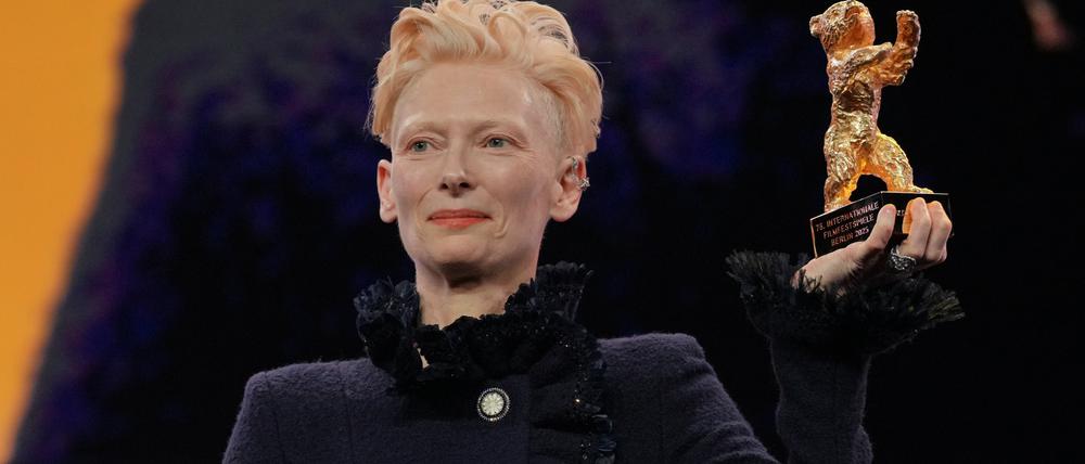 13.02.2025, Berlin: Tilda Swinton steht während der Eröffnung der Berlinale auf der Bühne und hält ihren goldenen Ehrenbär hoch. Die 75. Internationalen Filmfestspiele Berlin finden vom 13. bis 23. Februar 2025 statt. Foto: Soeren Stache/dpa +++ dpa-Bildfunk +++