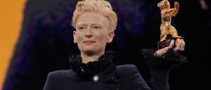 13.02.2025, Berlin: Tilda Swinton steht während der Eröffnung der Berlinale auf der Bühne und hält ihren goldenen Ehrenbär hoch. Die 75. Internationalen Filmfestspiele Berlin finden vom 13. bis 23. Februar 2025 statt. Foto: Soeren Stache/dpa +++ dpa-Bildfunk +++