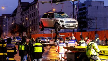 Ein Auto wird am Einsatzort auf einen Abschleppwagen gehoben. In der Münchner Innenstadt ist das Fahrzeug in eine Menschengruppe gefahren. 