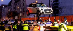 Ein Auto wird am Einsatzort auf einen Abschleppwagen gehoben. In der Münchner Innenstadt ist das Fahrzeug in eine Menschengruppe gefahren. 