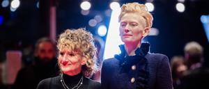Tilda Swinton (r), Schauspielerin, und Tricia Tuttle, Intendantin der Berlinale, stehen am Eröffnungsabend der Berlinale auf dem Roten Teppich. 