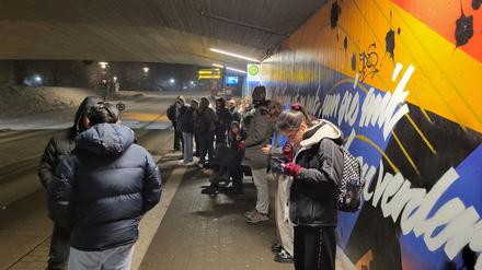 Fahrgäste warten in Potsdam in Golm am Bahnhof auf einen Bus. Der Verkehrsbetrieb hat den Busverkehr wegen Glätte eingestellt.