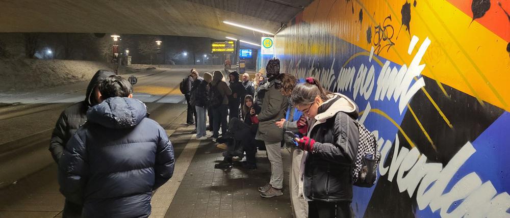 Fahrgäste warten in Potsdam in Golm am Bahnhof auf einen Bus. Der Verkehrsbetrieb hat den Busverkehr wegen Glätte eingestellt.