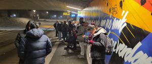 Fahrgäste warten in Potsdam in Golm am Bahnhof auf einen Bus. Der Verkehrsbetrieb hat den Busverkehr wegen Glätte eingestellt.
