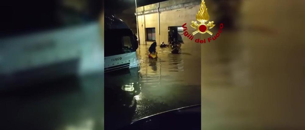 Auf der italienischen Mittelmeerinsel Elba hat die Feuerwehr nach schweren Regenfällen Dutzende Menschen in Sicherheit gebracht.