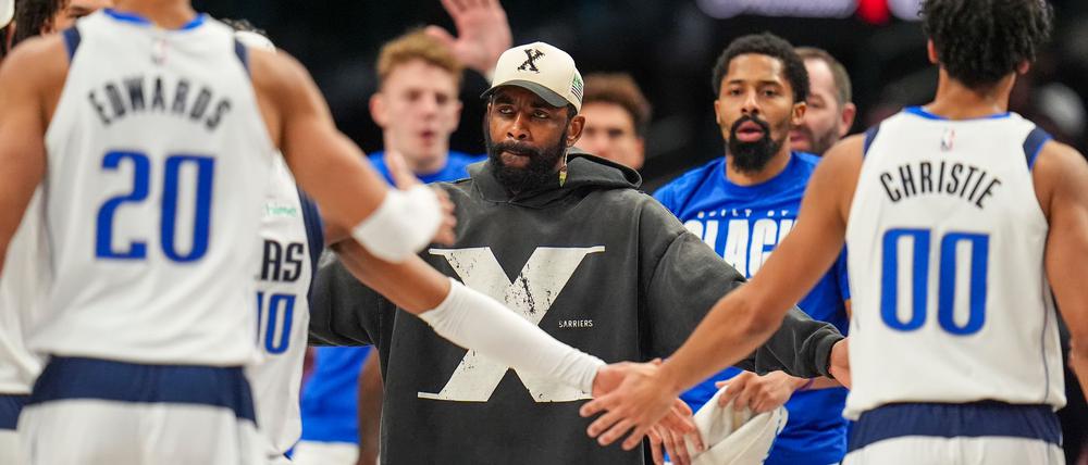 Kyrie Irving fehlte den Mavericks verletzt - dennoch gewann das Team gegen die Miami Heat.