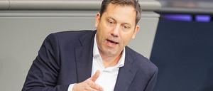 Lars Klingbeil, SPD-Bundesvorsitzender, spricht im Bundestag.