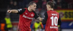 Von Granit Xhaka lässt sich auch Leverkusens Jungstar Florian Wirtz noch Dinge erklären.