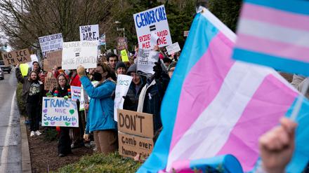 Protest gegen Trumps Gender-Dekrete vor dem Kinderkrankenhaus von Seattle.