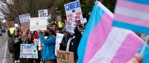Protest gegen Trumps Gender-Dekrete vor dem Kinderkrankenhaus von Seattle.