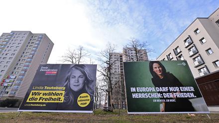 Die Brandenburger Spitzenkandidatinnen Linda Teuteberg (FDP) und Annalena Baerbock (Grüne) werben in Potsdam um Stimmen. Teils wurden Wahlplakate zerstört.
