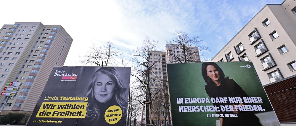 Die Brandenburger Spitzenkandidatinnen Linda Teuteberg (FDP) und Annalena Baerbock (Grüne) werben in Potsdam um Stimmen. Teils wurden Wahlplakate zerstört.