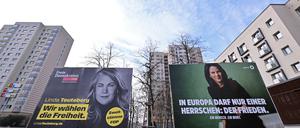 Die Brandenburger Spitzenkandidatinnen Linda Teuteberg (FDP) und Annalena Baerbock (Grüne) werben in Potsdam um Stimmen. Teils wurden Wahlplakate zerstört.