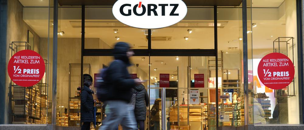 Passanten gehen an einer Filiale des Schuhhändlers Görtz in der Innenstadt vorbei.