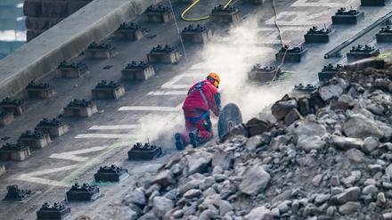 Ein Arbeiter ist in Dresden auf der teileingestürzten Carolabrücke beschäftigt.