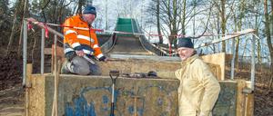 Die Schanze steht längst. Der Vereinsvorsitzende Jens Beige (r) und Wolfgang Bock vom MSV Diehloer Berge e.V. arbeiteten 2016 an der Skisprungschanze in Eisenhüttenstadt.