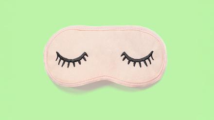 Millionen Erwachsene kämpfen sich durch die Nacht. Eine Schlafbrille kann den natürlichen Schlafrhythmus unterstützen – sie muss auch nicht so schön sein, wie diese hier.