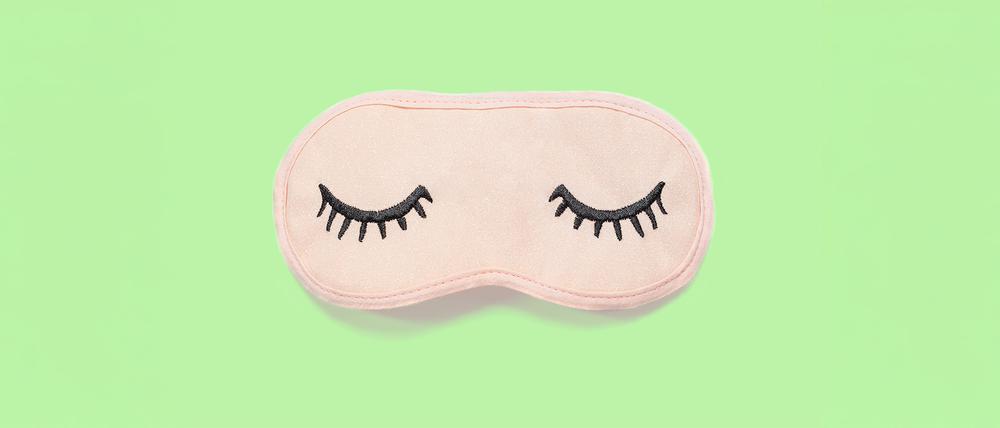 Millionen Erwachsene kämpfen sich durch die Nacht. Eine Schlafbrille kann den natürlichen Schlafrhythmus unterstützen – sie muss auch nicht so schön sein, wie diese hier.