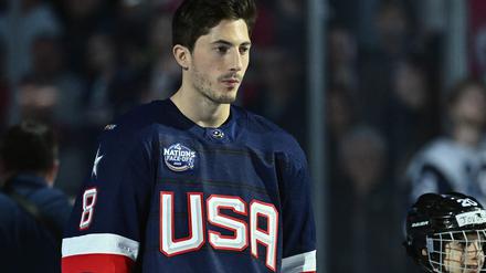 Die mögen unseren Präsidenten nicht. Zach Werenski beim Abspielen der US-Hymne.