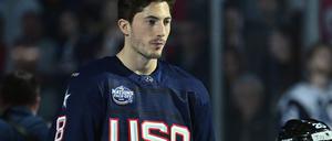 Die mögen unseren Präsidenten nicht. Zach Werenski beim Abspielen der US-Hymne.
