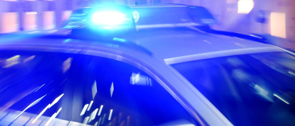 Wegen eines Alarms in einer Berliner Schule fährt die Polizei vor.