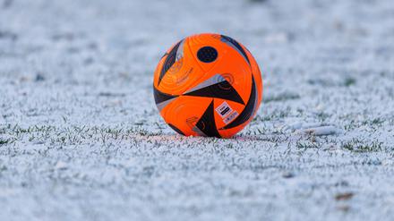 Im Berliner Fußball wird am Wochenende unterhalb der Bundesliga kein Ball rollen wegen des Schneefalls.