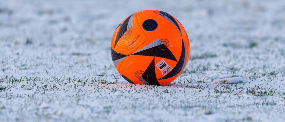 Im Berliner Fußball wird am Wochenende unterhalb der Bundesliga kein Ball rollen wegen des Schneefalls.