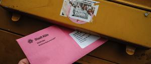 Ein Briefwahlumschlag wird in einen Postkasten geworfen. Am 23.02.2025 ist Bundestagswahl. Die Wahlämter würden laut der Bundeswahlleiterin bis zum 10. Februar die Briefwahlunterlagen auf den Postweg geben. Spätestens am Wahltag müssten die Wahlbriefe bei der zuständigen Stelle wieder eingegangen sein, ansonsten würden die Stimmen nicht berücksichtigt.