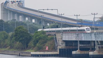 Die Fernzüge der Deutschen Bahn waren im Januar etwas pünktlicher unterwegs als zuletzt. (Archivbild)