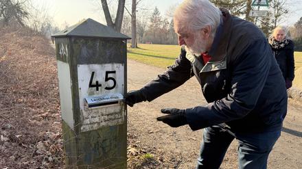 Ein Briefkasten mitten im Park. Im Dahlemer Dreipfuhlpark an der Leichhardtstraße steht eine einsame Poststele. Sie wurde 1997 errichtet, und wird immer noch geleert.