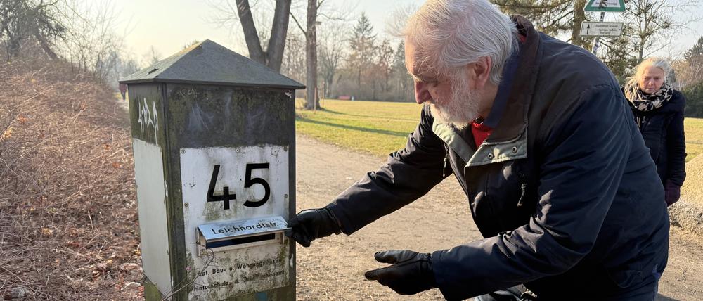 Ein Briefkasten mitten im Park. Im Dahlemer Dreipfuhlpark an der Leichhardtstraße steht eine einsame Poststele. Sie wurde 1997 errichtet, und wird immer noch geleert.