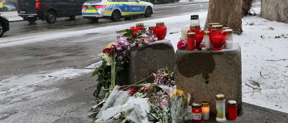 Blumen und Kerzen für die Opfer der Schreckensfahrt.