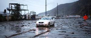 Ein heftiges Unwetter hat in der US-Metropole Los Angeles für Überschwemmungen gesorgt.
