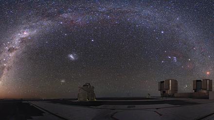 Unbehelligt, bei dieser Mondfinsternis sogar von Mondlicht, erstrahlt der Nachthimmel über der Atacama-Wüste.