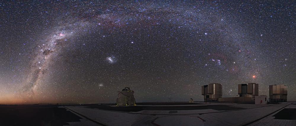 Unbehelligt, bei dieser Mondfinsternis sogar von Mondlicht, erstrahlt der Nachthimmel über der Atacama-Wüste.