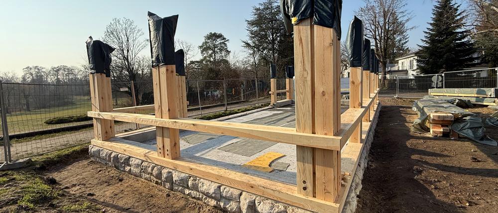 Wiederaufbau der ehemals reetgedeckten Schutzhütte im Dreipfuhlpark in Berlin-Dahlem: Der denkmalgeschützte Aussichtspavillon brannte 2021 ab, es wird Brandstiftung vermutet. Ende Juni 2025 soll der Nachbau fertig sein, mit einem Zinkdach.