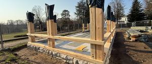 Wiederaufbau der ehemals reetgedeckten Schutzhütte im Dreipfuhlpark in Berlin-Dahlem: Der denkmalgeschützte Aussichtspavillon brannte 2021 ab, es wird Brandstiftung vermutet. Ende Juni 2025 soll der Nachbau fertig sein, mit einem Zinkdach.