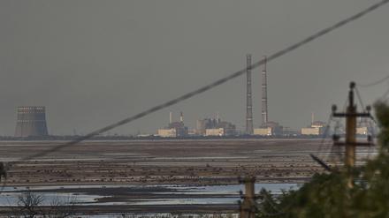 Europas größtes Kernkraftwerk Saporischschja ist hinter dem Kachowka-Stausees nach einem Dammbruch in der russisch besetzten Ukraine zu sehen. 