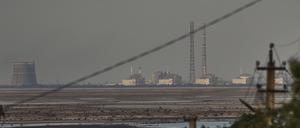 Europas größtes Kernkraftwerk Saporischschja ist hinter dem Kachowka-Stausees nach einem Dammbruch in der russisch besetzten Ukraine zu sehen. 