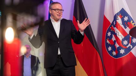 Mario Voigt (CDU), Thüringer Ministerpräsident, empfängt das Friedenslicht von Thüringer Pfadfindern in der Staatskanzlei.