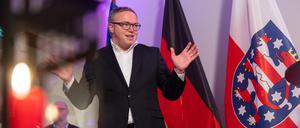Mario Voigt (CDU), Thüringer Ministerpräsident, empfängt das Friedenslicht von Thüringer Pfadfindern in der Staatskanzlei.